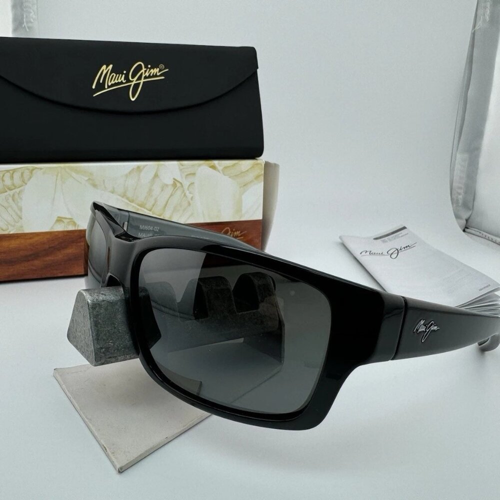 NEW MAUI JIM Breakwall MJ-422-02 Sunglasses Black Frame Grey Polarized 60mm